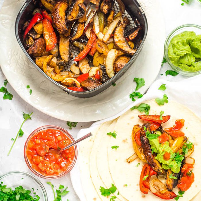 法希塔馅料放在空气炸锅里，旁边是一堆玉米饼