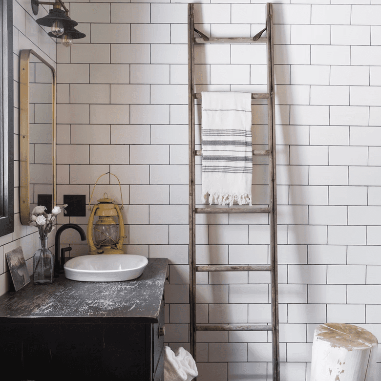 盥洗室里有个装饰性的梯子