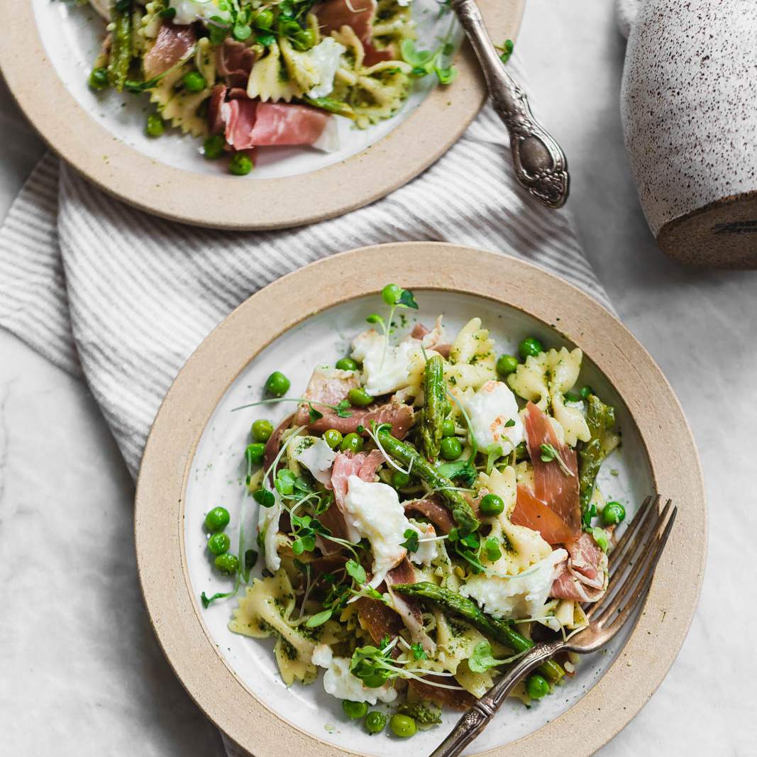 豌豆火腿和香蒜通心粉沙拉“class=