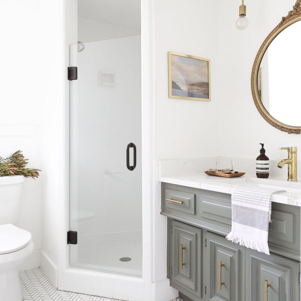 带有华丽镜子的浴室