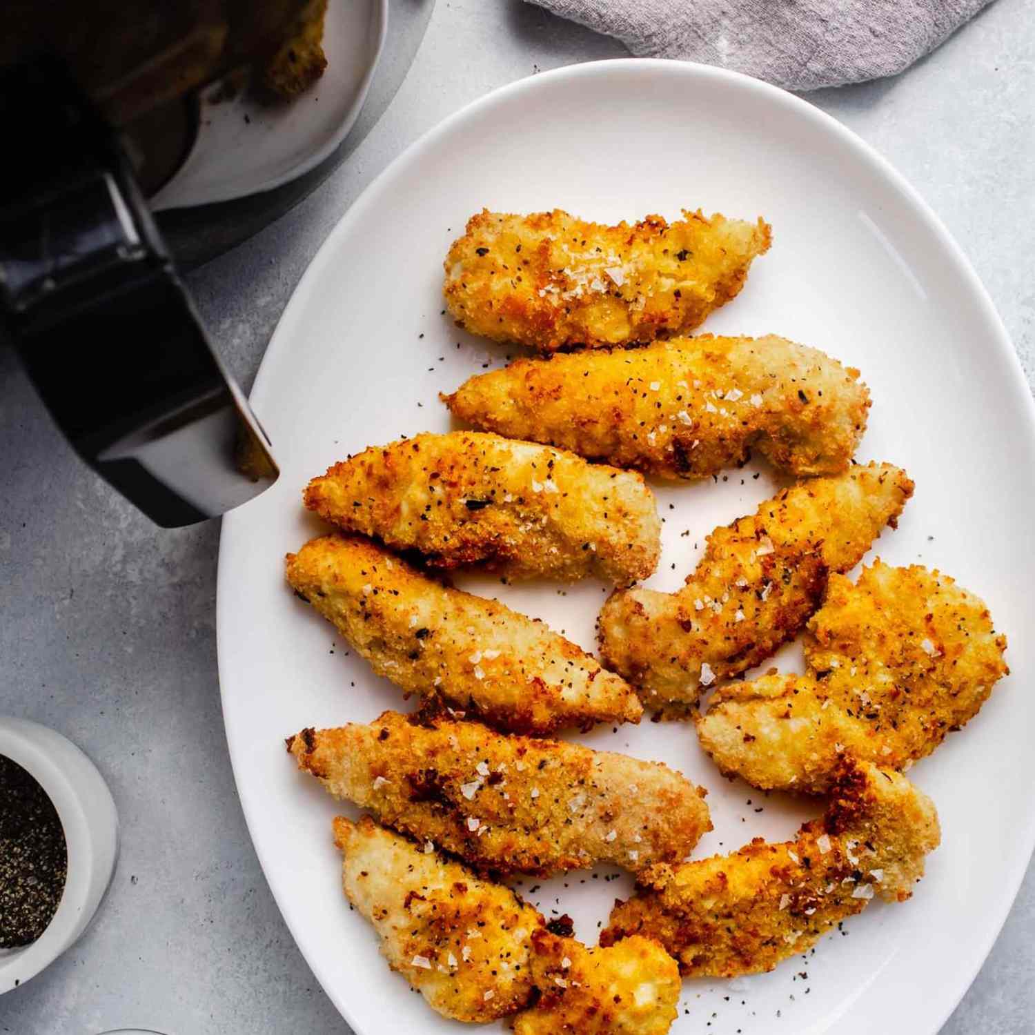 盘子里的一批撒了面包屑的鸡柳