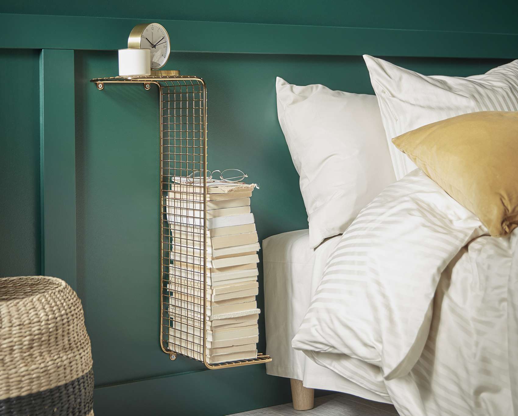 绿色卧室配有金吊架