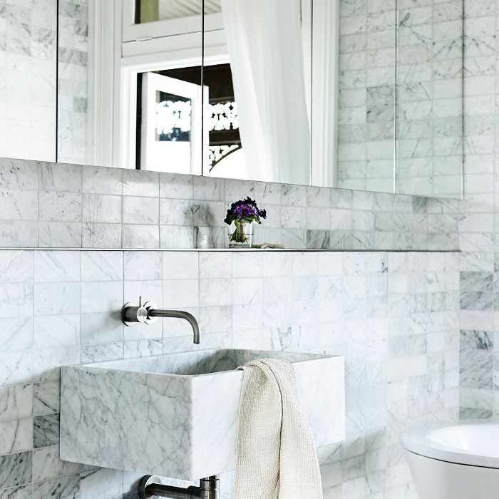 一个marble-tiled浴室