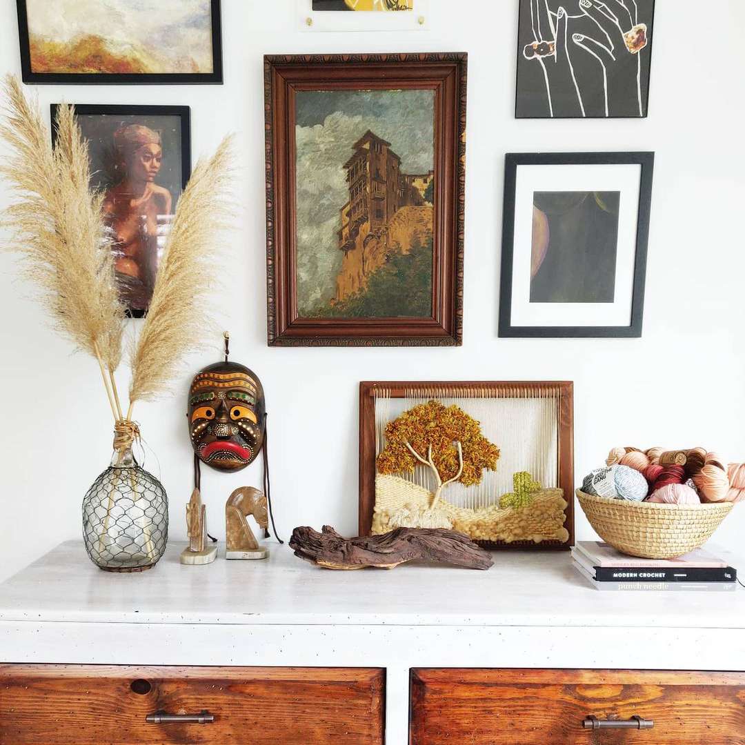 有艺术品的白色墙壁