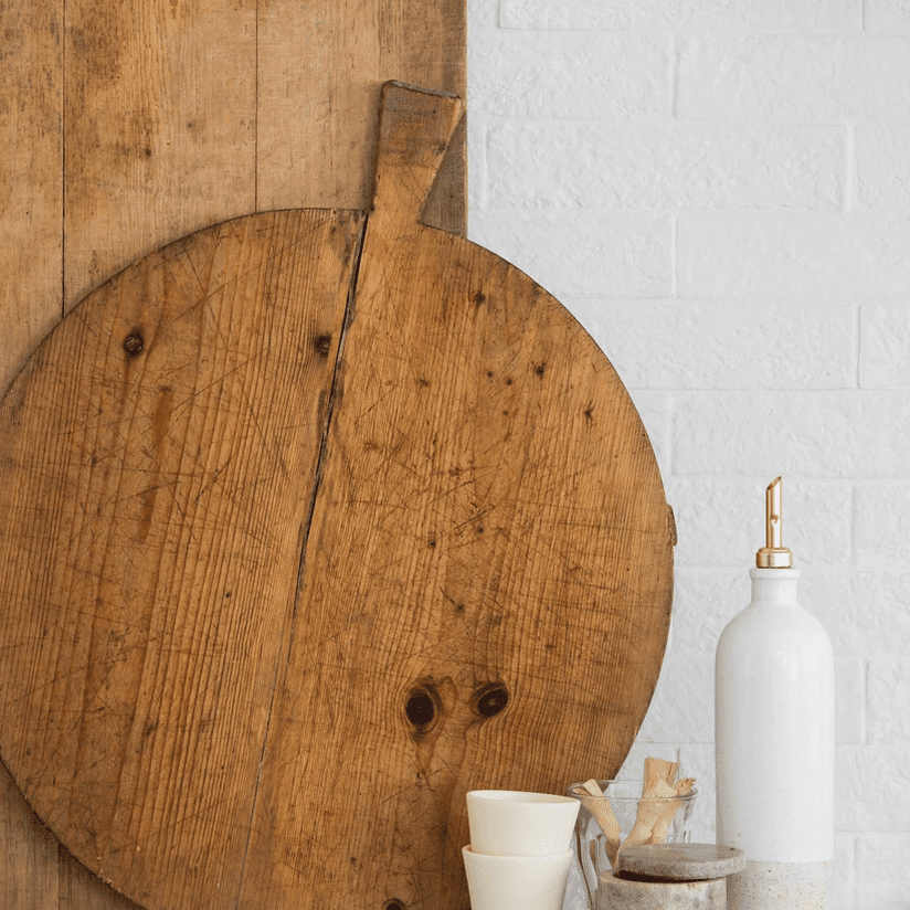 厨房的特写镜头充满磨损的木片