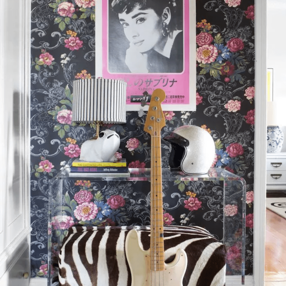 复古的走廊与玫瑰色的墙纸和电吉他倚在清楚，丙烯酸的梳妆台