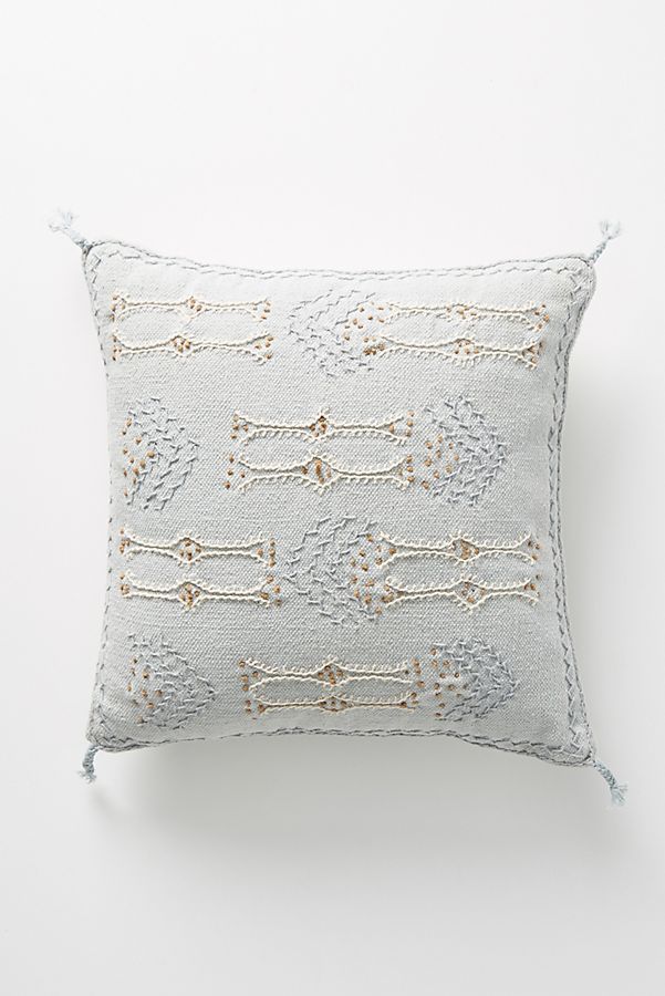 乔安娜盖恩斯的Anthropologie的绣枕萨迪在天空