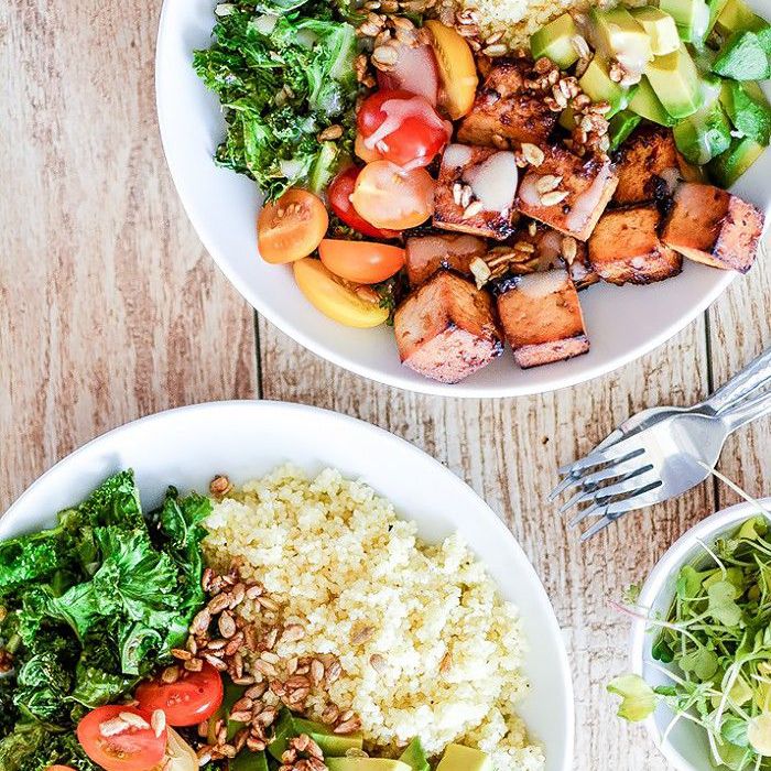 羽衣甘蓝和蒸粗麦粉豆腐碗，佐以橙芝麻酱