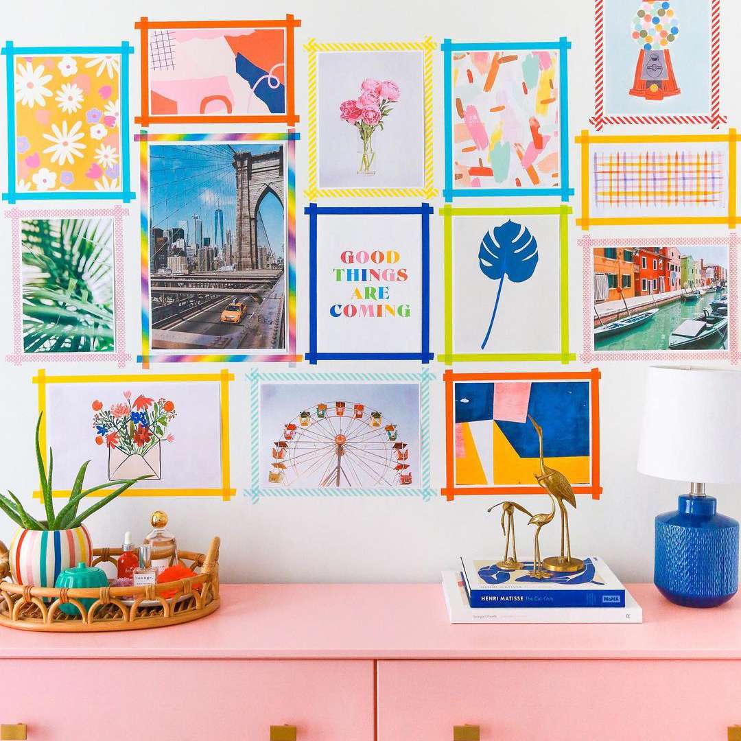 五颜六色的washi磁带画廊墙壁挂在浅粉红色的梳妆台