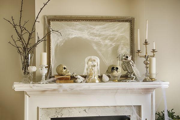 壁炉架上的万圣节装饰品