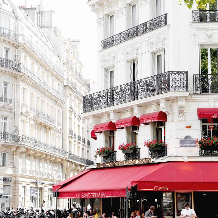 在巴黎街头设有一个角落的咖啡厅和朱丽叶阳台，俯瞰街道。
