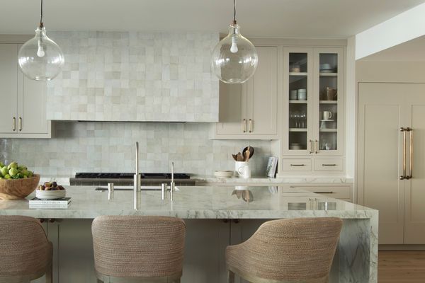 中性的单色厨房与大理石岛。