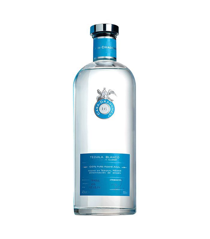 龙舌兰酒的透明的瓶子用蓝色标签。