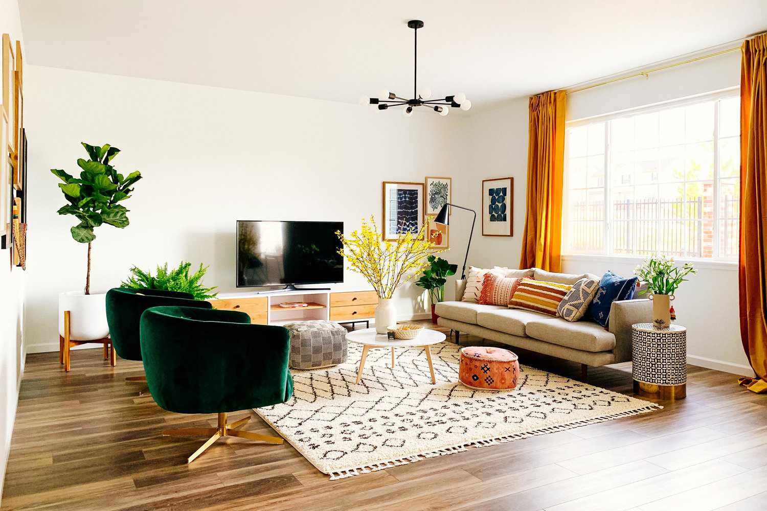 客厅，橙色的窗帘，祖母绿的椅子