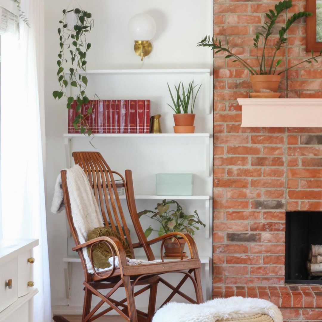 家庭活动室的摇椅，靠近砖砌壁炉。