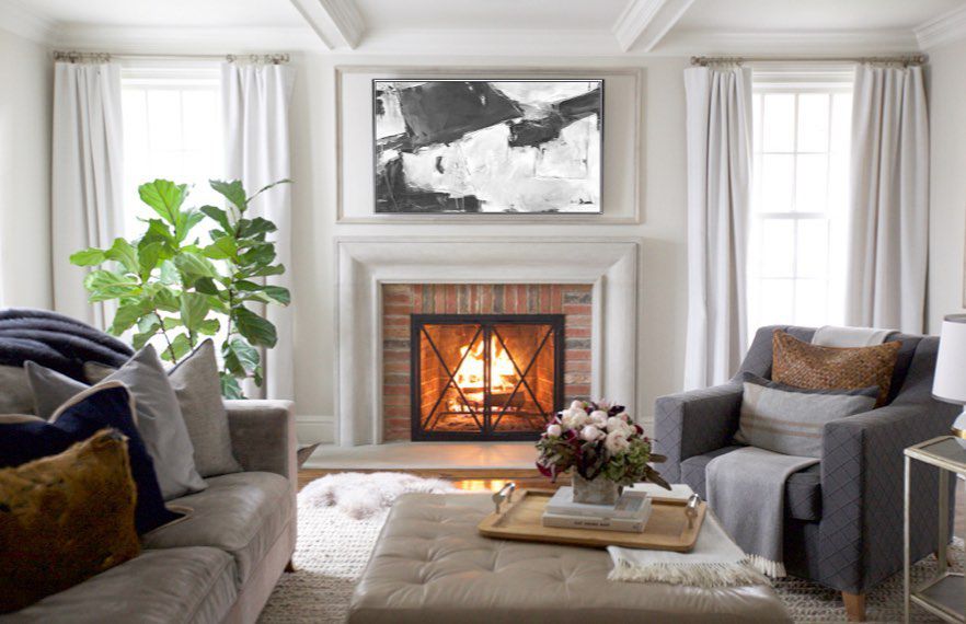 带大型艺术品的客厅