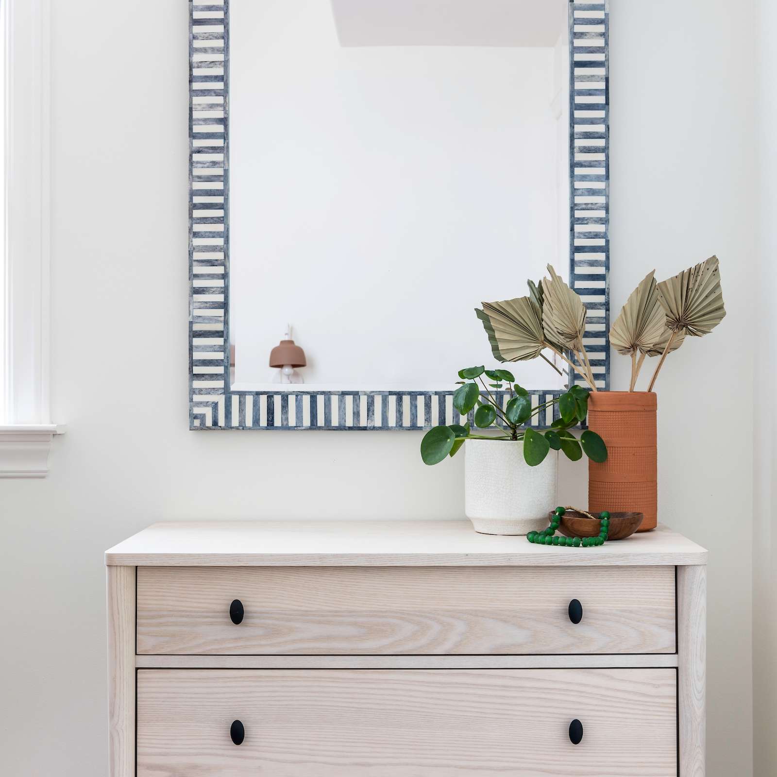 与植物的简单的白色梳妆台在上面。