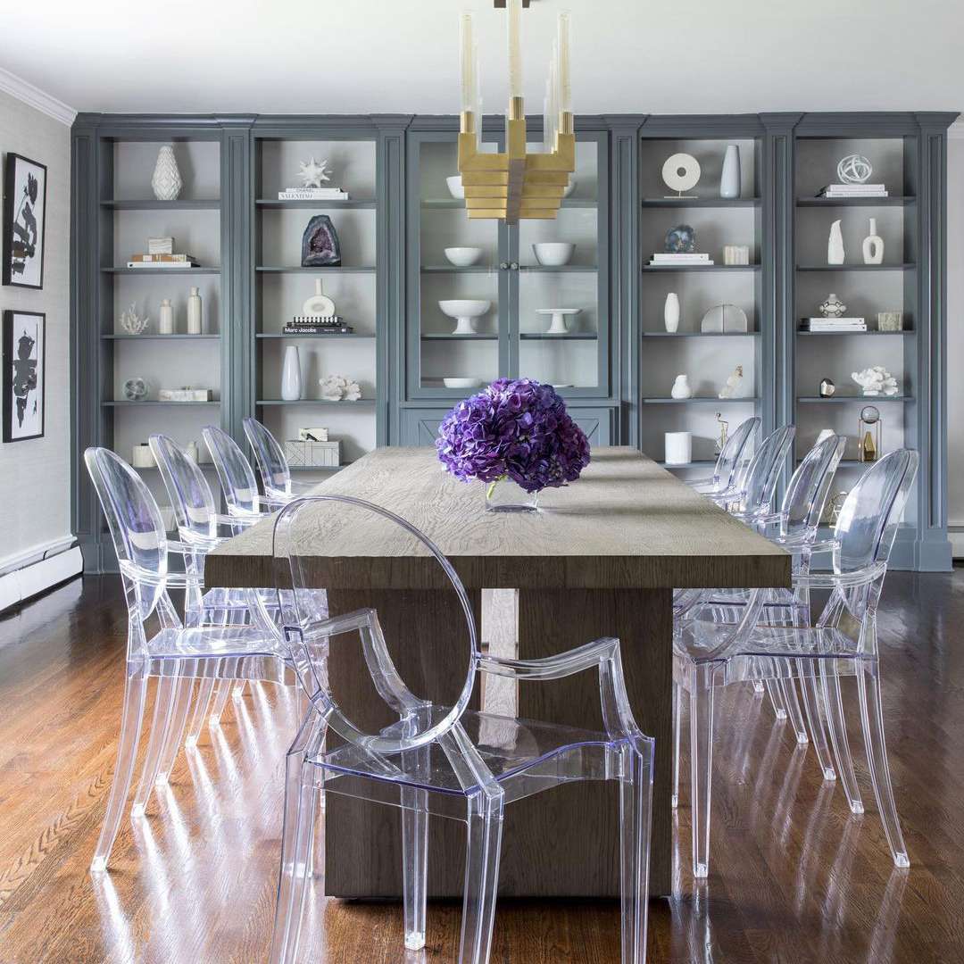 蓝色搁架系统在餐厅