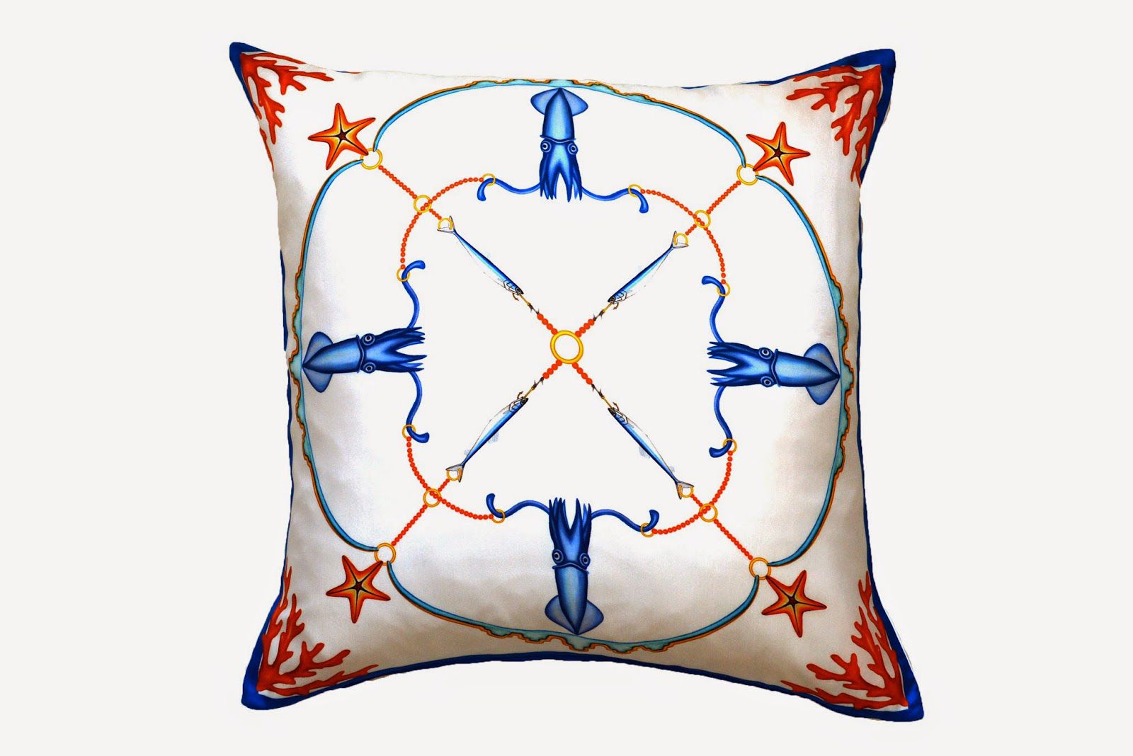 白色的抱枕特色鱿鱼，海星，珊瑚的设计。