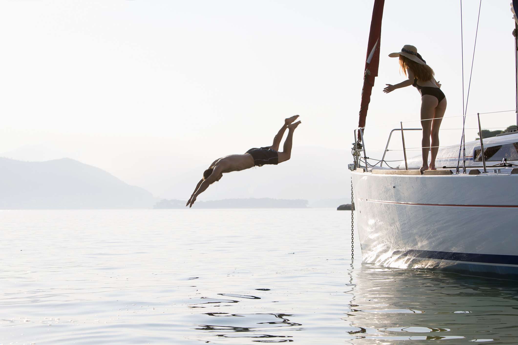 夫妇在游艇，潜水一个关船入水