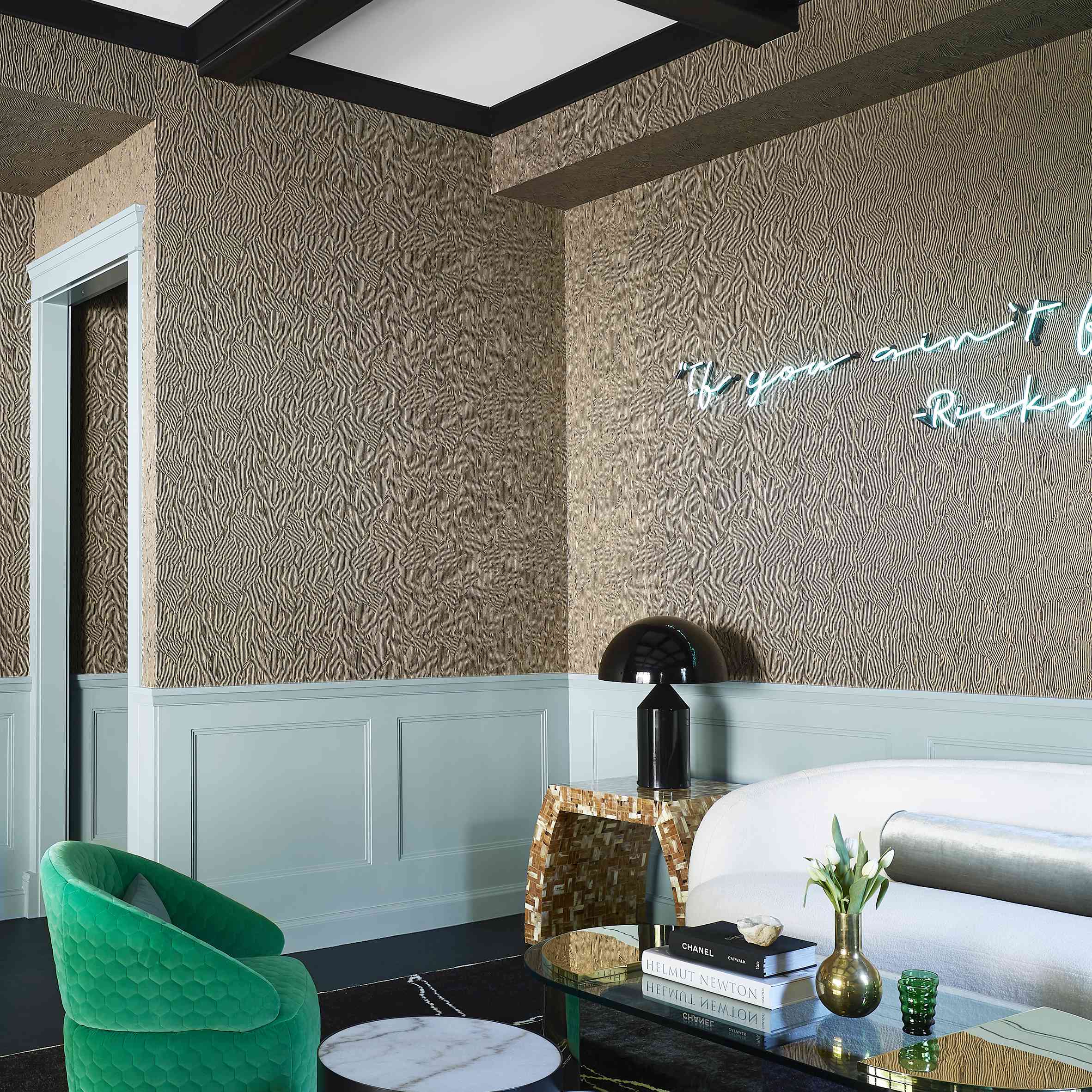 豪华壁纸和绿色天鹅绒椅子的现代客厅。