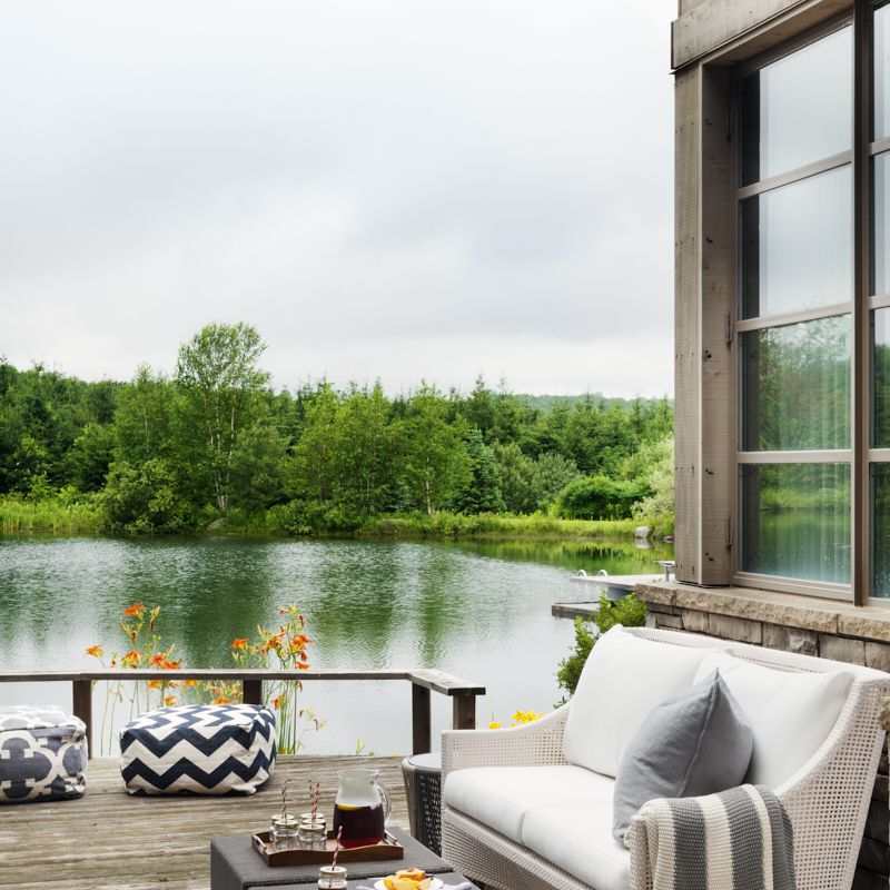 湖边的户外座位