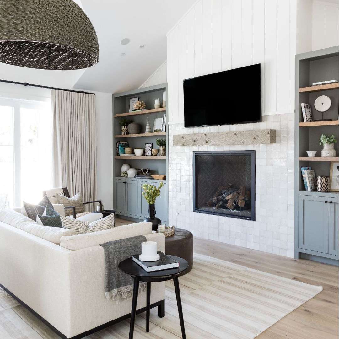 壁炉与白色瓷砖