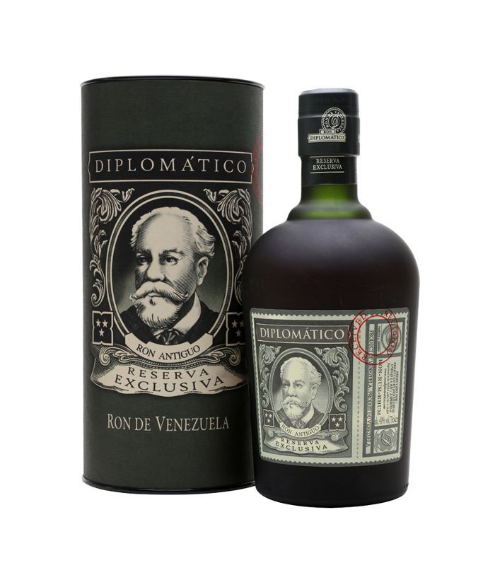 一瓶Diplomático陈酒Exclusiva朗姆酒。