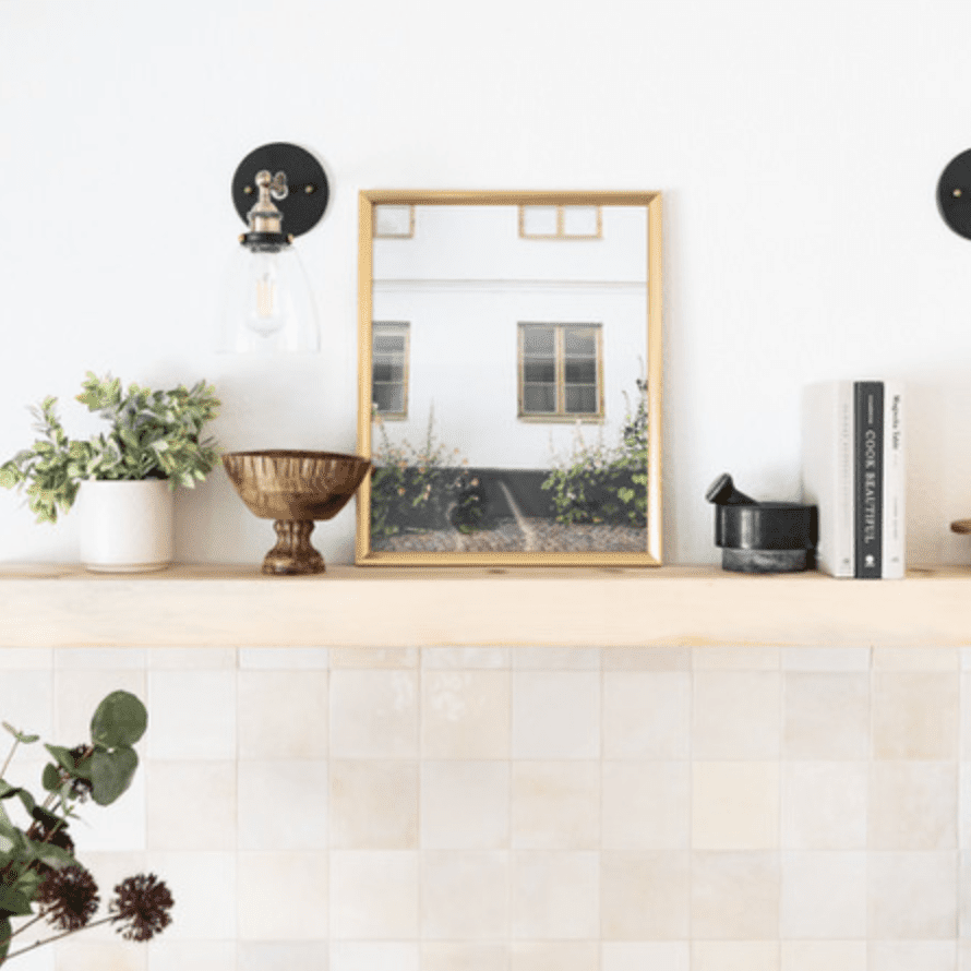 厨房衬有温暖的白色瓷砖