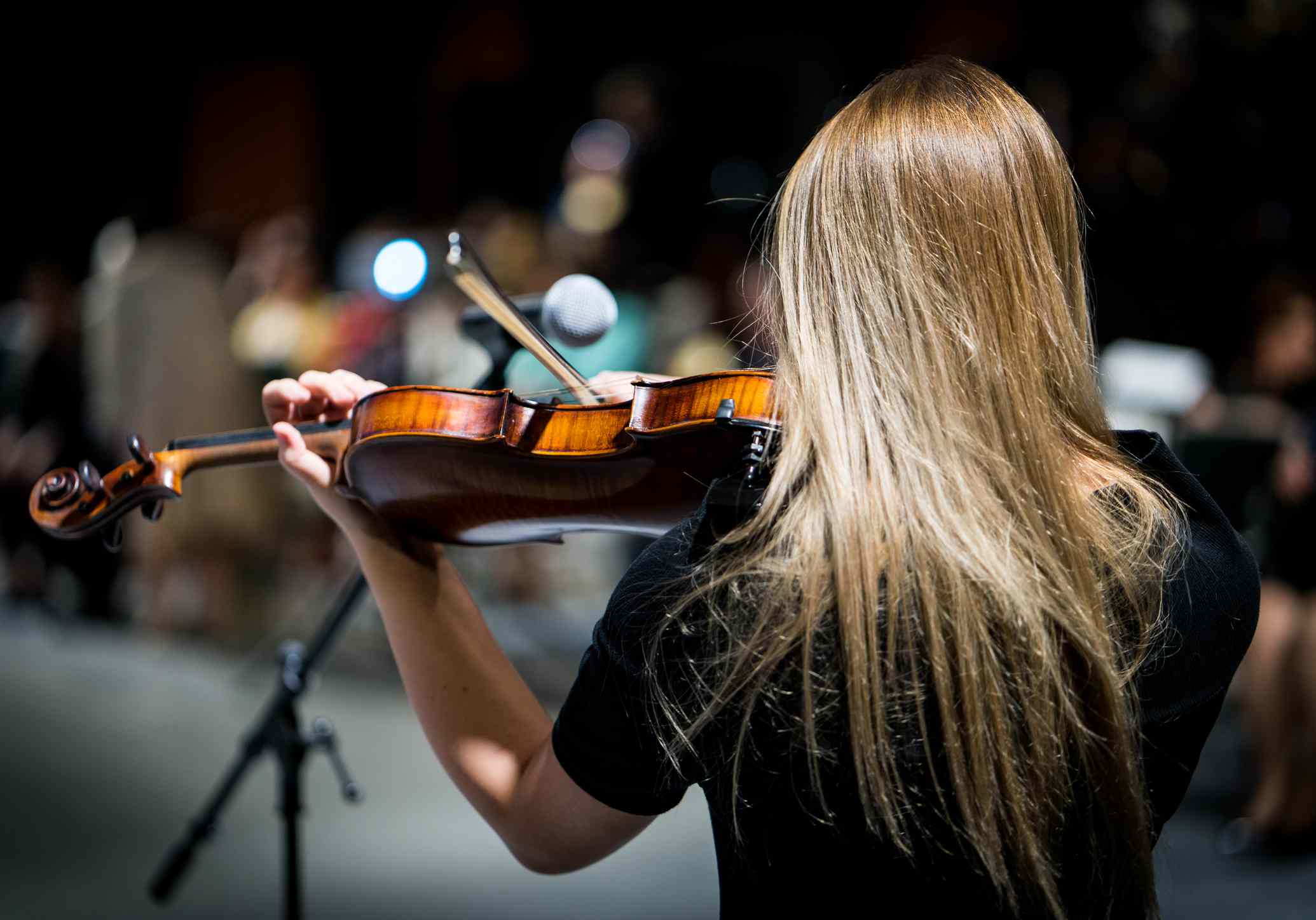 女子演奏小提琴