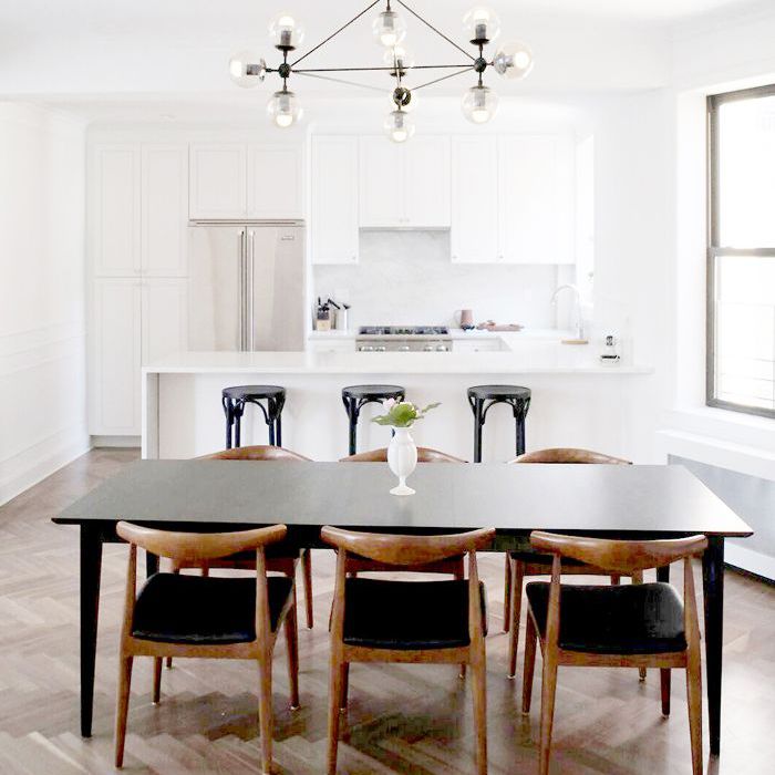 与人字形图案的木地板厨房