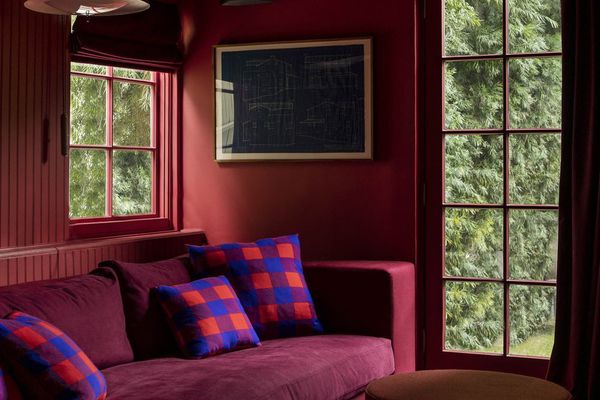 一个全品红色的放映室和配套的家具。