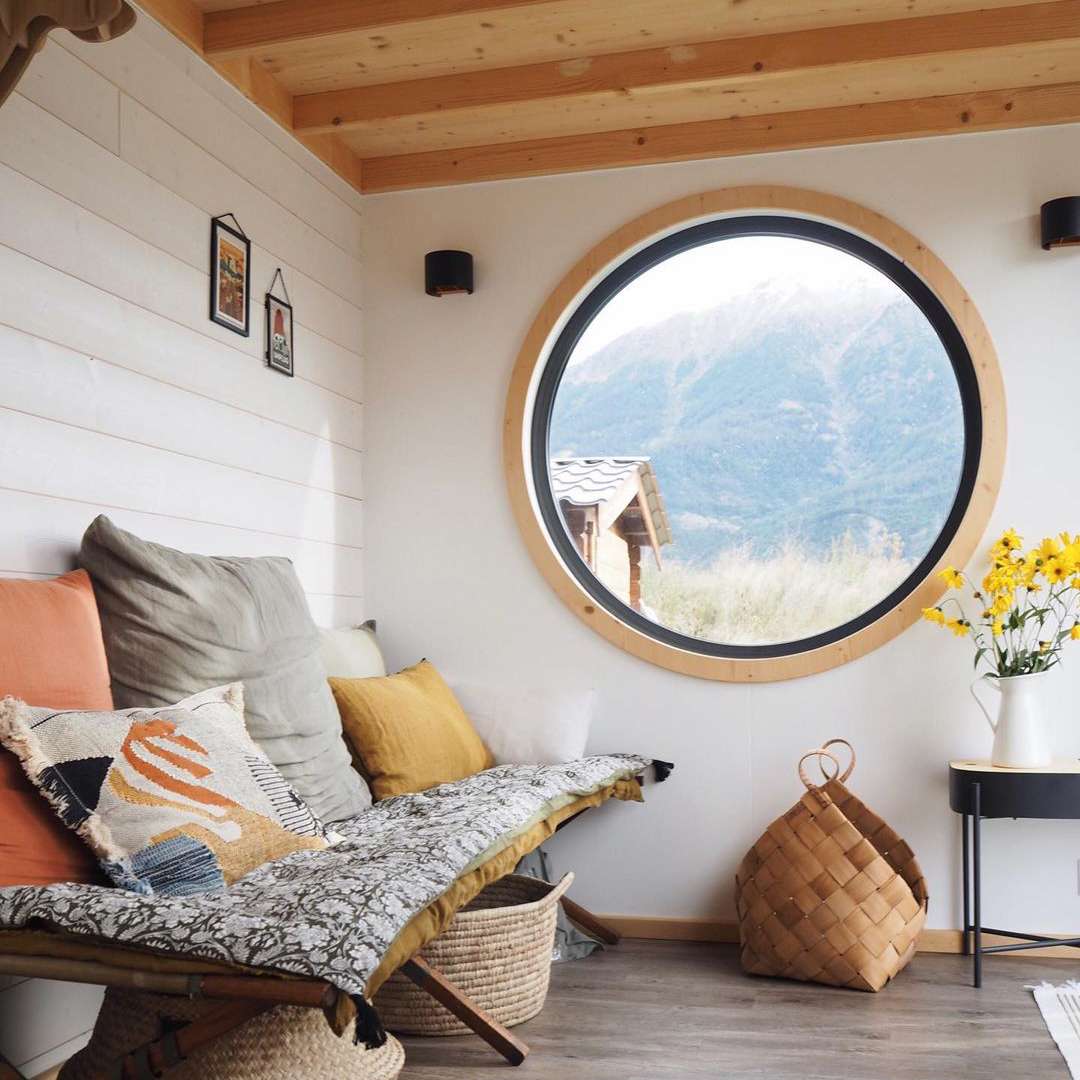 与大圆窗口和土气细节的微小的家庭内部。