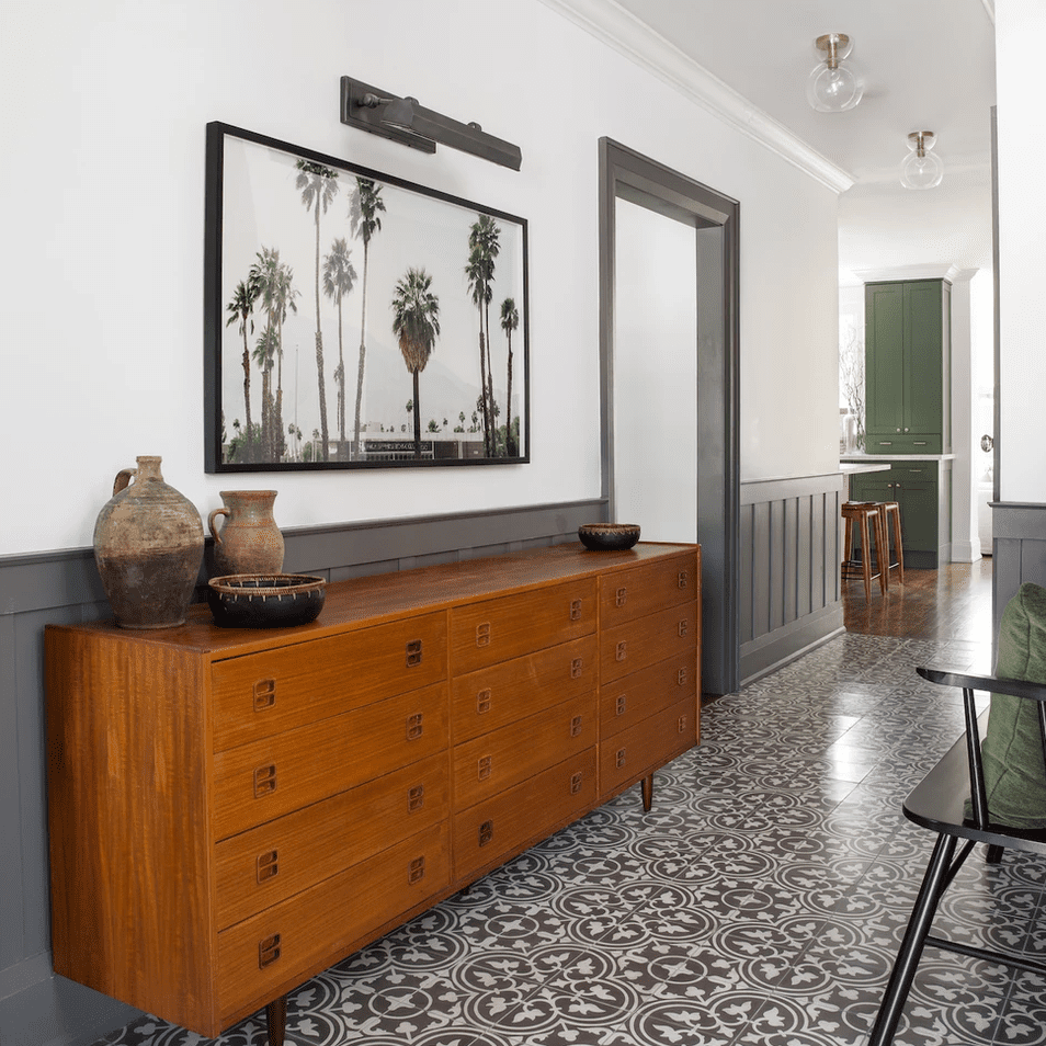 一个现代沿海家，大胆仿制瓷砖地板