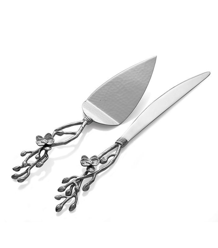 白色兰花婚礼蛋糕刀和服务器设置