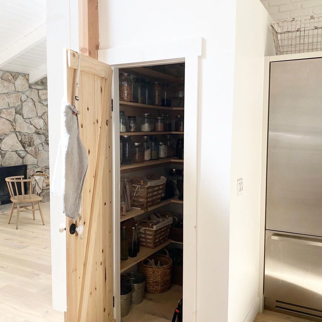 白色和木储物室