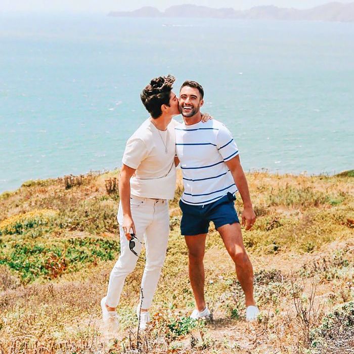 一对夫妻带着一个亲吻对方的脸颊