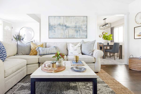 客厅有柔软的蓝色艺术片。