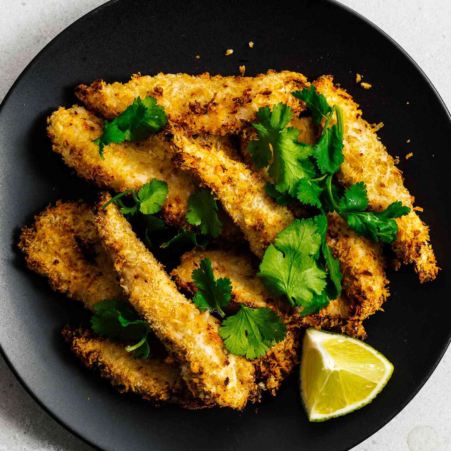 几块撒了面包屑的鸡柳装在盘子里