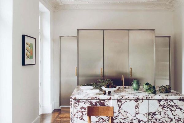 Calacatta中提琴大理石厨房岛。