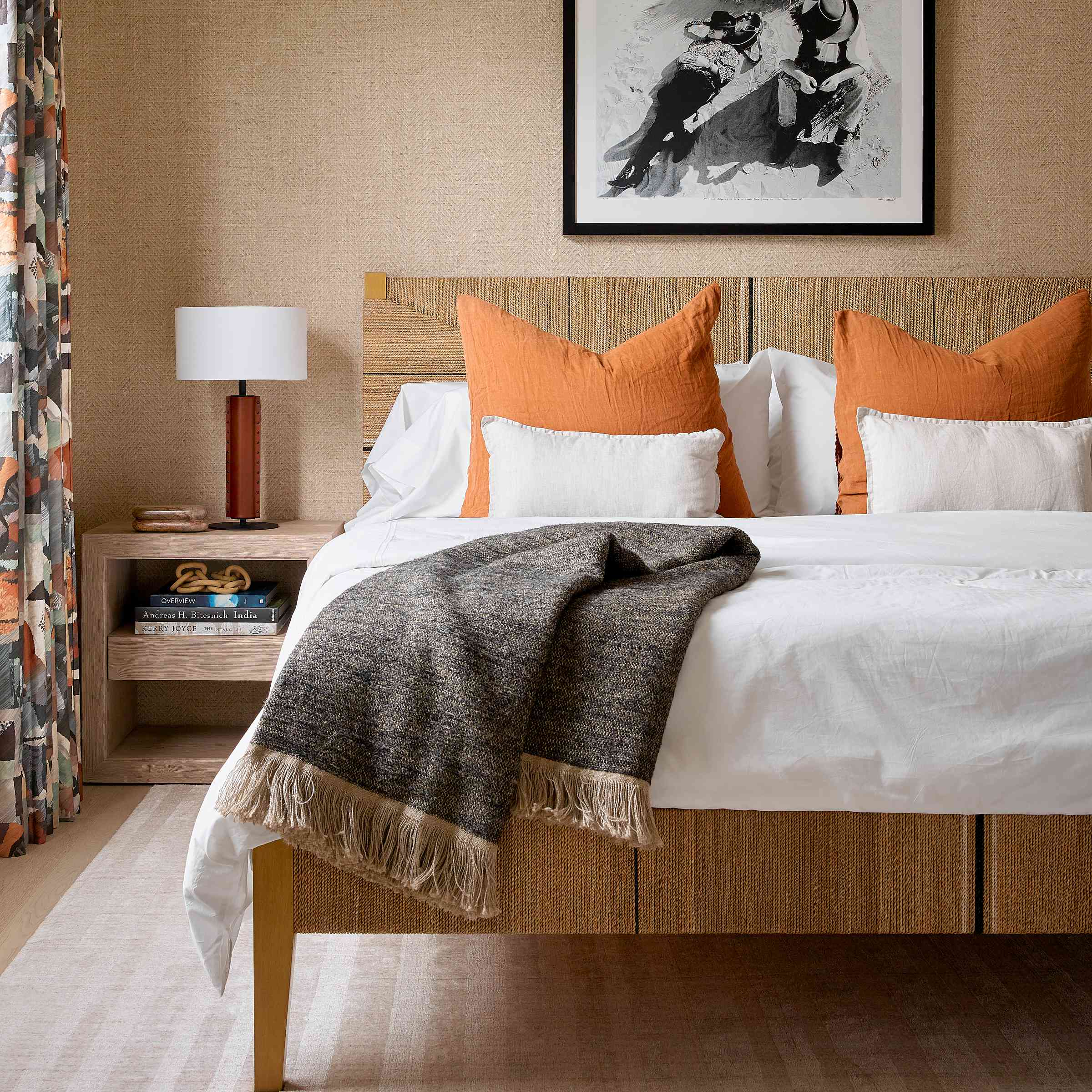 客房的床上有焦橙色的抱枕。