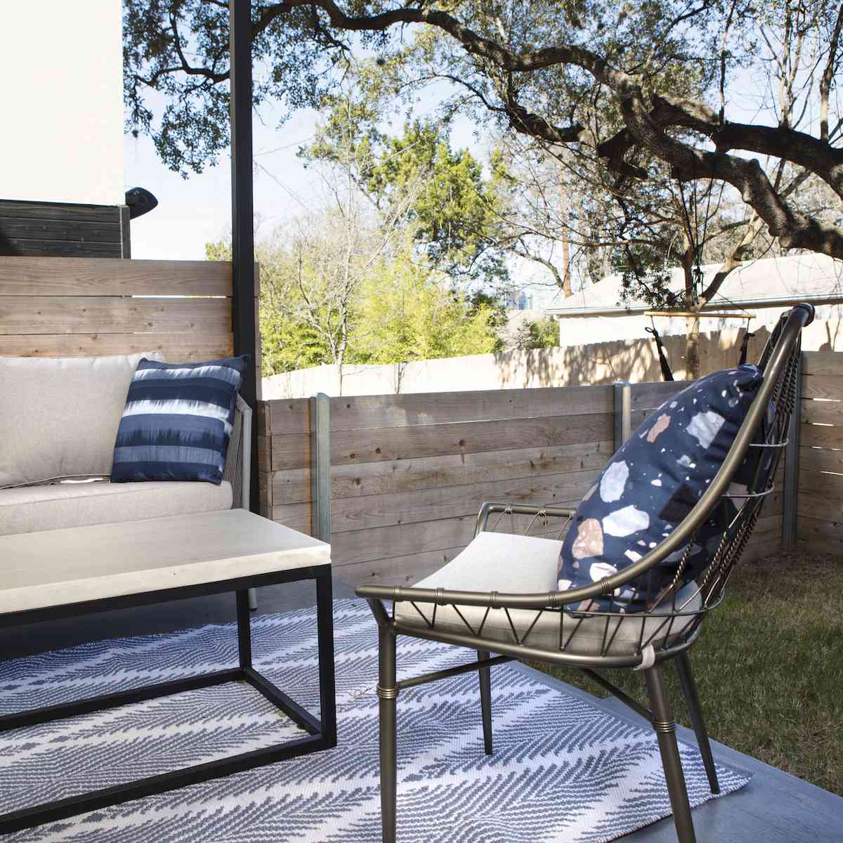 户外椅子和咖啡桌