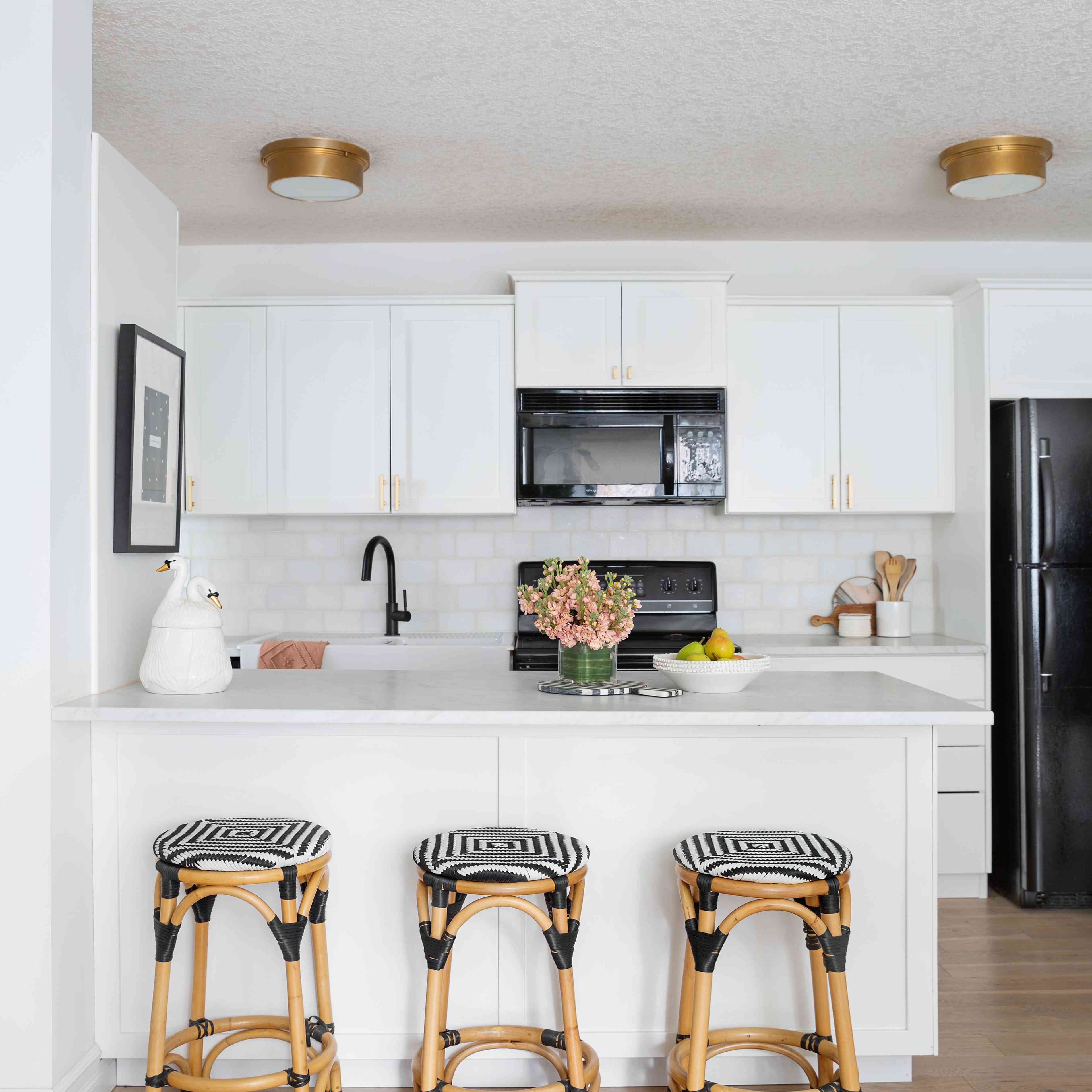 黑色和白色的咖啡凳