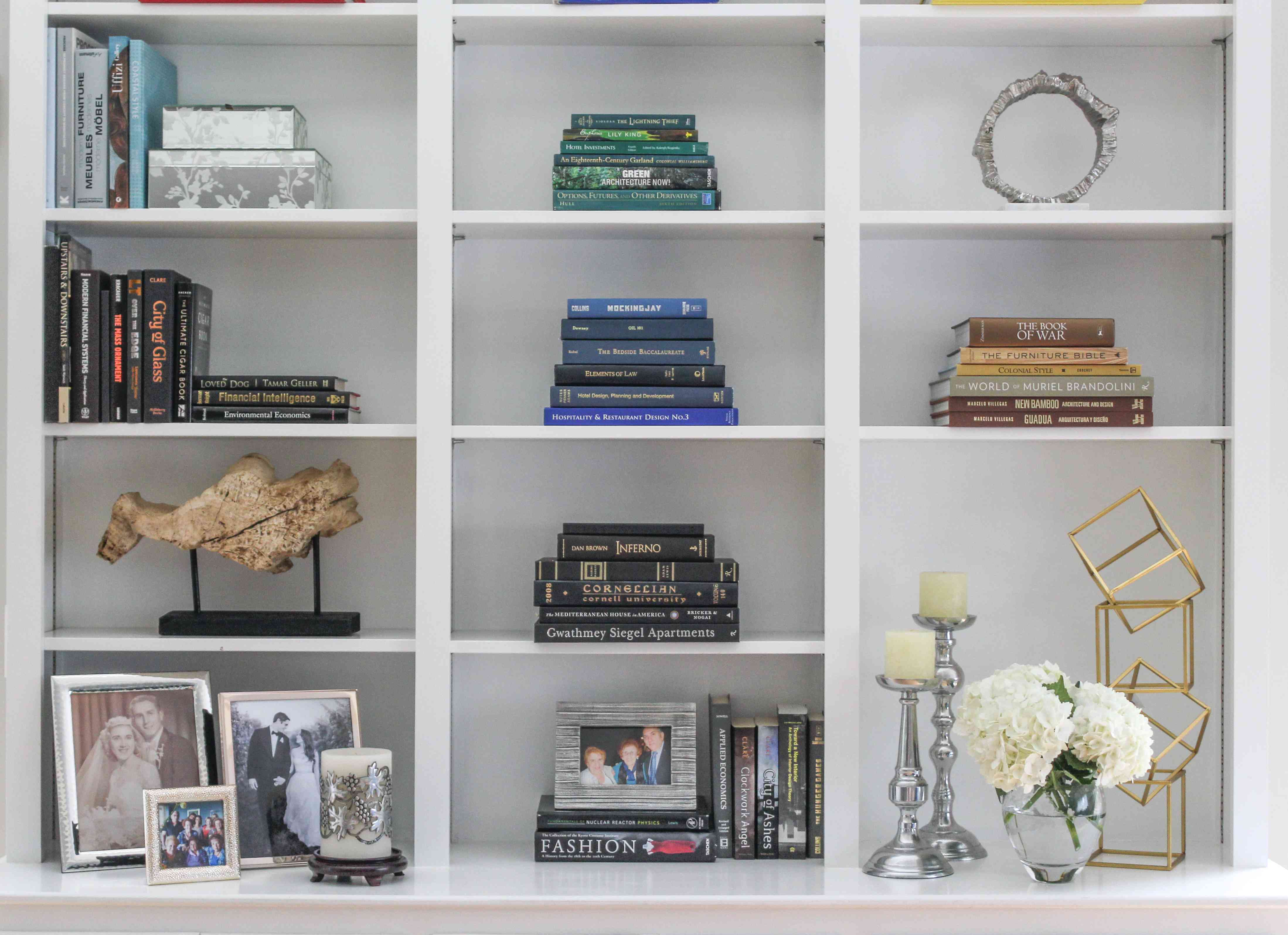 书架和装饰的特写。