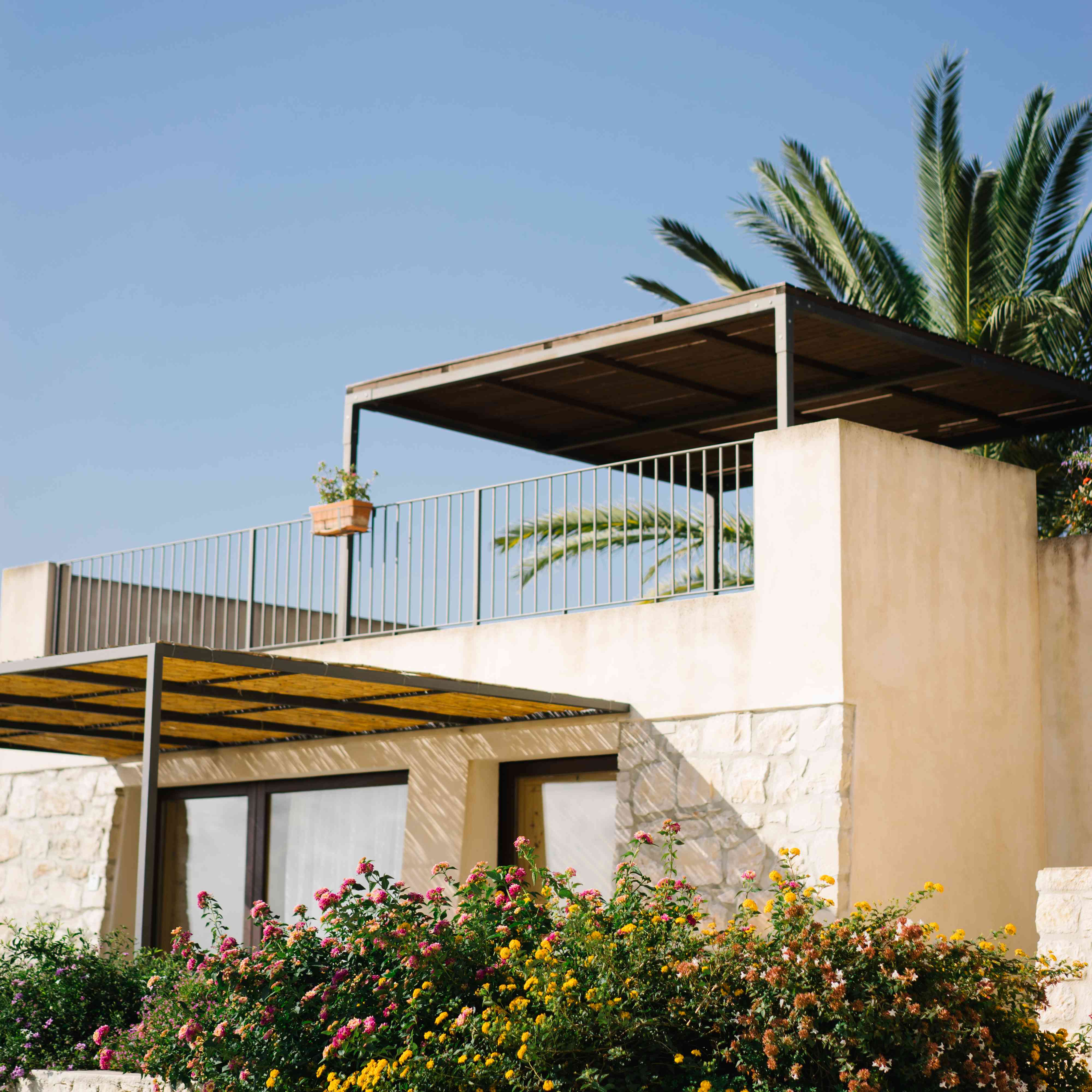 有大花床的现代房子。