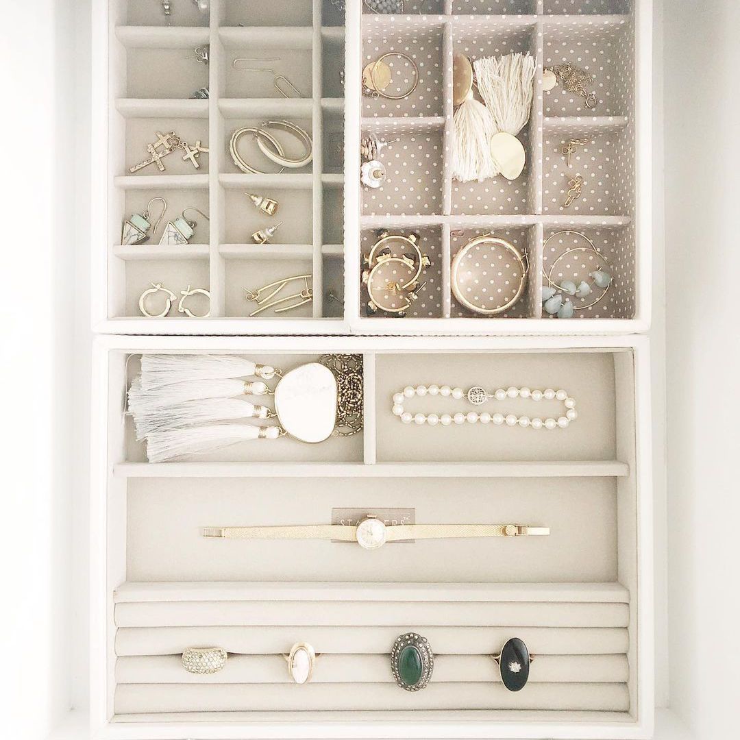 在抽屉里存放珠宝