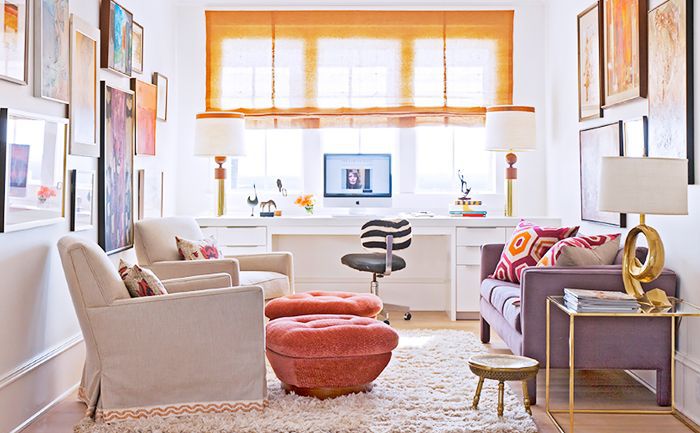 多彩的现代和复古空间装饰着Rucker home的办公室，两边墙壁都有框架艺术