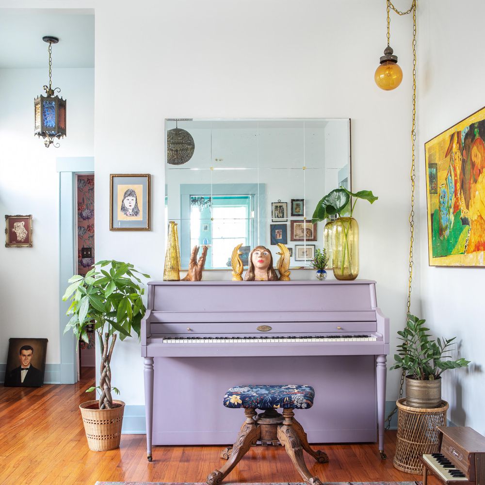 淡紫色直立钢琴在波西米亚休息区