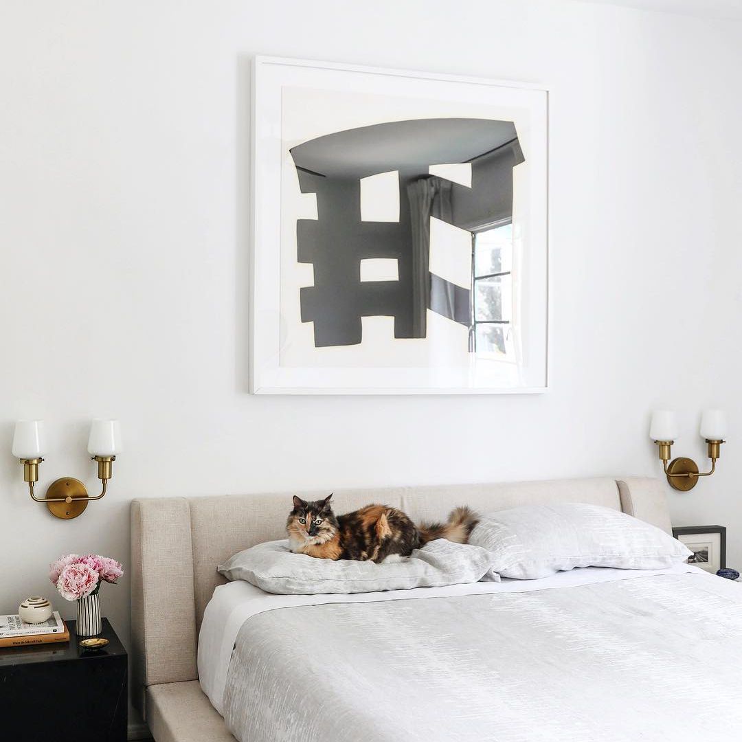 卧室床上有黑白画