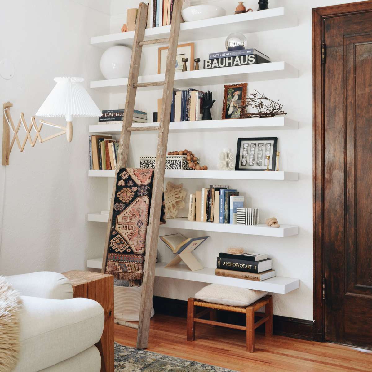 有倾斜的梯子的家庭图书馆墙壁。